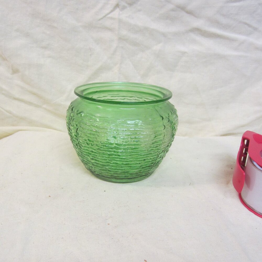VTG SORENO GLASS AVACADO GREEN BEEHIVE STYLE, WAVY RIBBED BOWL/VASE